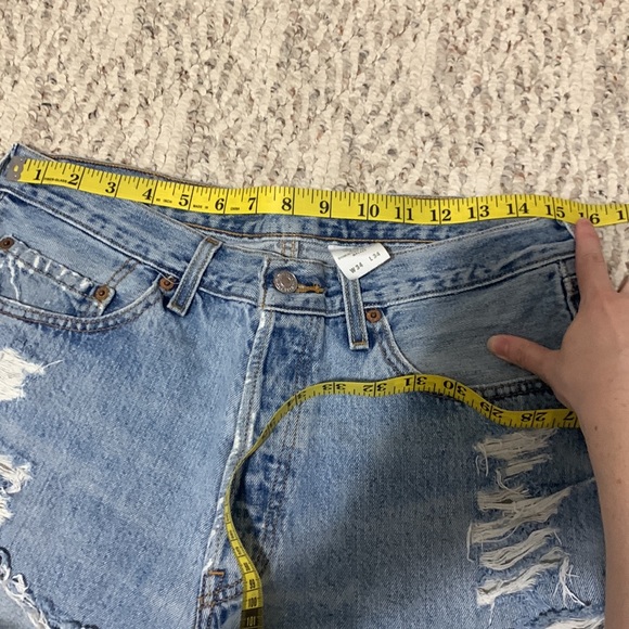 Cut off Levi shorts size 34 - Picture 8 of 8